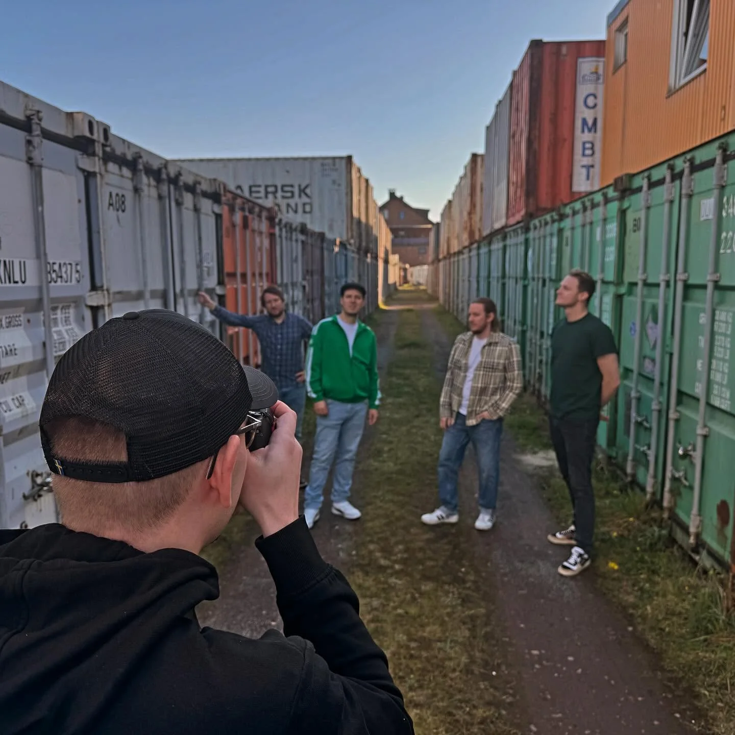 Fotoshooting zwischen bunten Containern