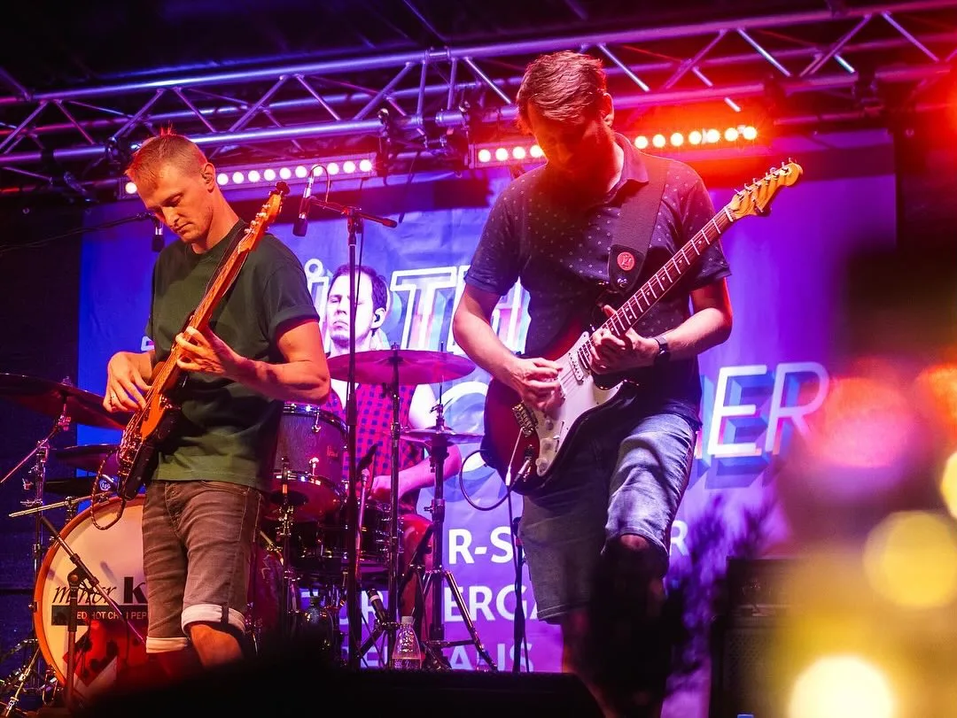 Bass, Gitarre und Schlagzeug beim Konzert Hürth im Sommer