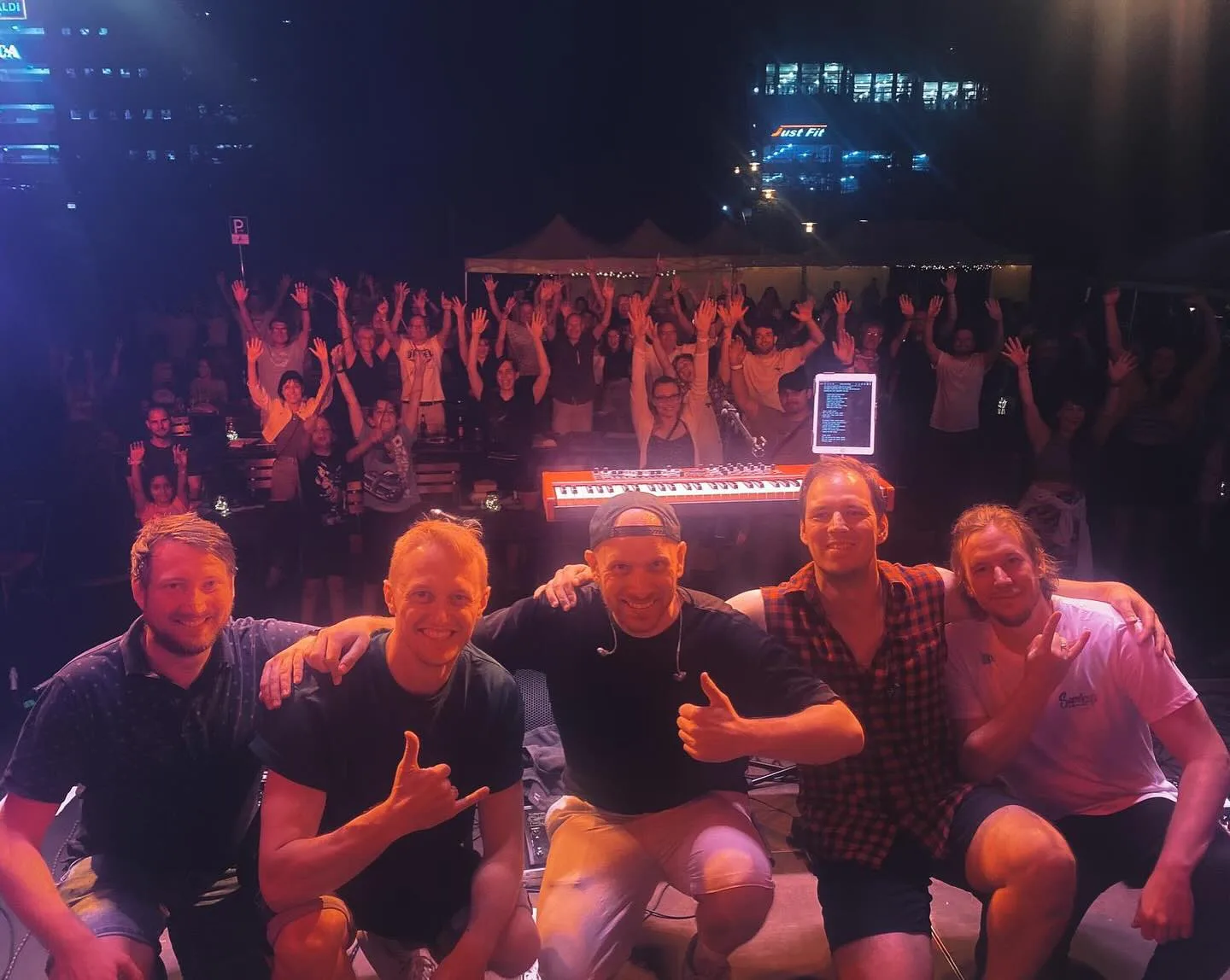 Die fünf Bandmitglieder vor dem Publikum nach dem Konzert