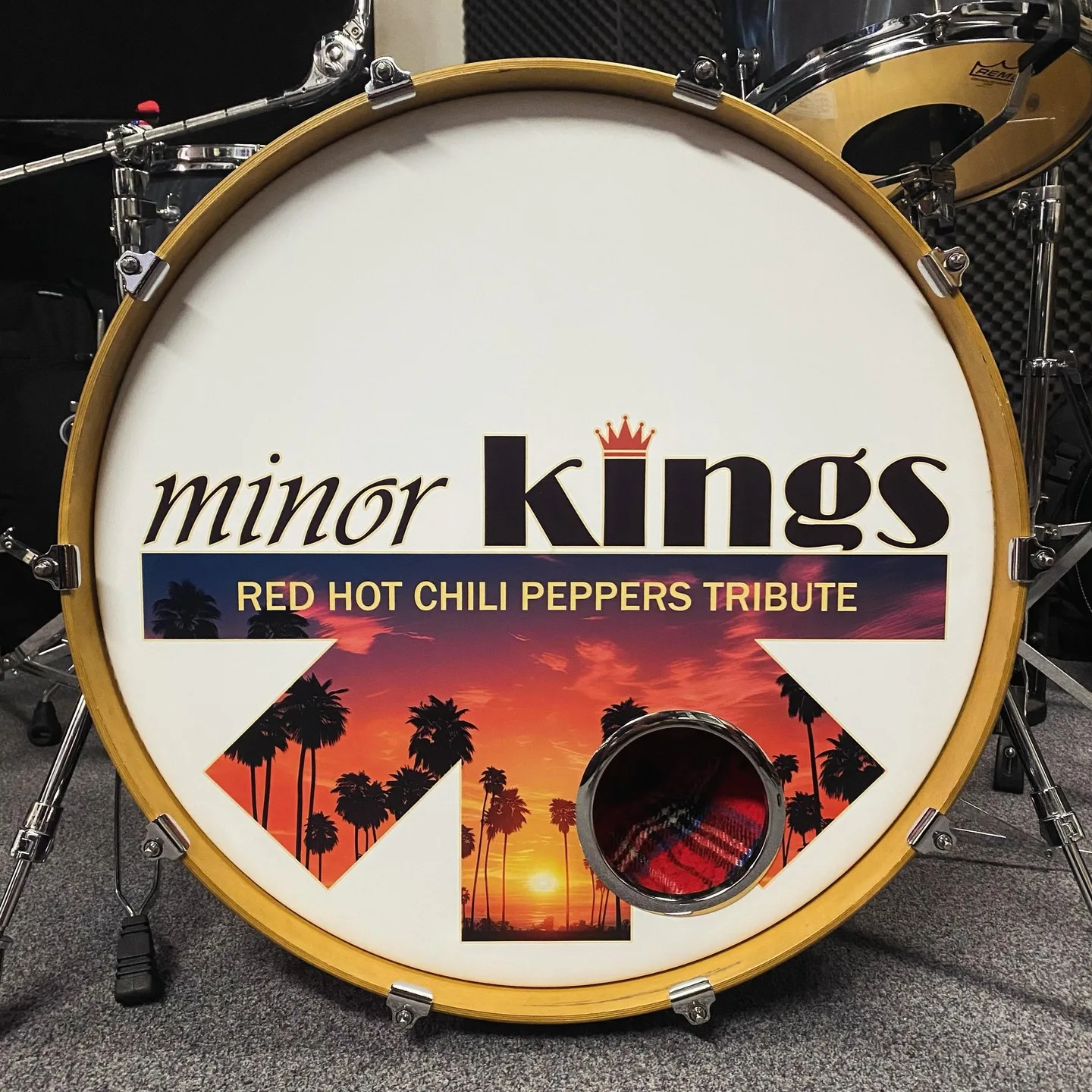 Bassdrum mit minor kings Logo und Red Hot Chili Peppers Tribute Schriftzug