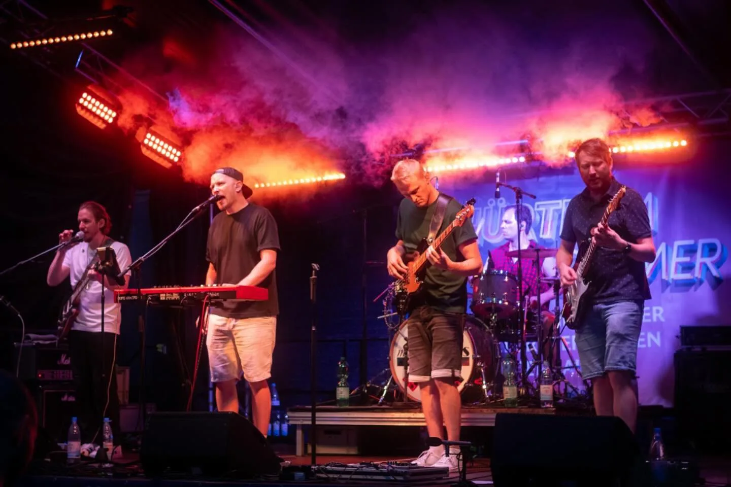 minor kings mit Gesang, Keyboard und Gitarren bei Hürth im Sommer